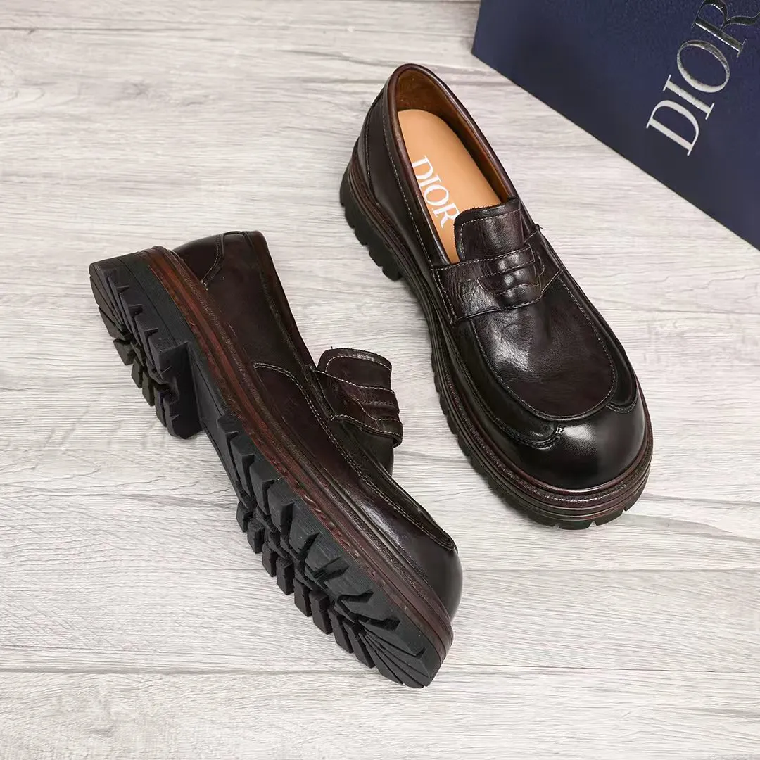 Factory price 540 🕷️🕷️[Dior] Dior's new men's shoes are launched in Hong Kong counters. Official website 1:1 production. Original Italian patented cowhide + water-dyed 🐂 leather lining. Designed by European and American masters. Goodyear craftsmanship, washed cowhide, perfect shape to create counter quality, solid color rubber wear-resistant outsole and classic dazzling toe! Super versatile and very comfortable. High-end without losing taste, fashionable and novel! ! Absolute focus! Colors optional, code number 38-44 (45 customized)